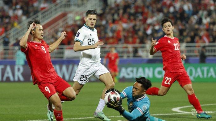 Laga Hidup Mati Kontra Jepang
Penjaga gawang Indonesia Ernando Ari mengamankan bola melewati penyerang Vietnam Nguyen Van Toan pada pertandingan sepak bola Grup D Piala Asia AFC Qatar 2023 antara Vietnam dan Indonesia di Stadion Abdullah bin Khalifa di Doha pada 19 Januari 2024. (Photo by KARIM JAAFAR / AFP) (AFP/KARIM JAAFAR)