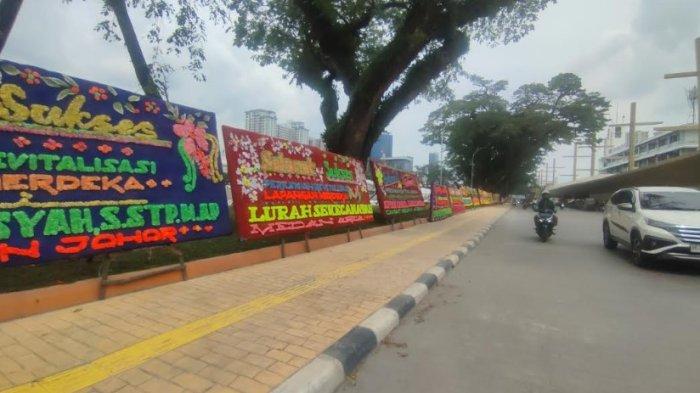 LAPANGAN MERDEKA - Lapangan Merdeka yang terletak di Jalan Balai Kota Kelurahan Kesawan Kecamatan Medan Barat akan diresmikan hari ini, Rabu (19/2/2025). Hal itu membuat area jalan dipenuhi karangan bunga.