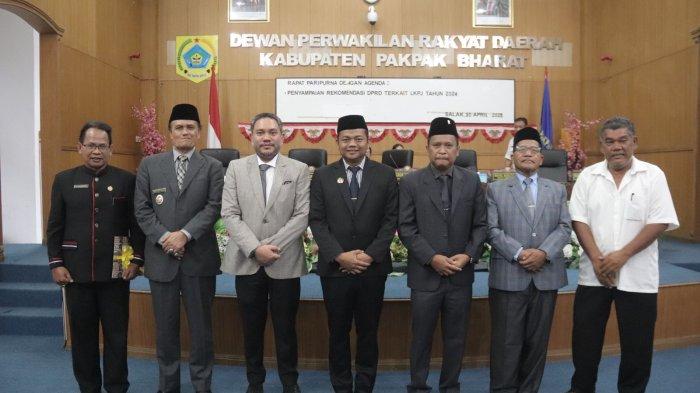 BUPATI FRANC TUMANGGOR: Dewan Perwakilan Rakyat Daerah (DPRD) Pakpak Bharat menggelar Sidang Paripurna dengan agenda tunggal 'Penyampaian Rekomendasi DPRD Atas LKPJ Bupati Pakpak Bharat Tahun Anggaran 2024' di Ruang Sidang Paripurna DPRD pada Rabu (30/4/2025). (Diskominfo Pakpak Bharat)