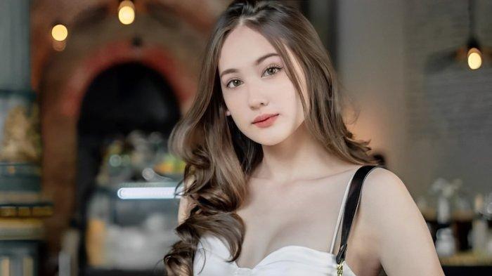 Laura Moane, gadis blasteran Inggris-Jawa yang sempat diisukan dekat dengan Al Ghazali