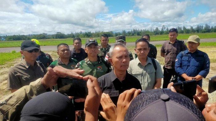 Letjen TNI Richard MH Tampubolon terjun langsung memimpin prajurit TNI untuk mengevakuasi jenazah pilot helikopter PT Intan Angkasa Air, Glen Malcolm Conning, warga Selandia Baru, yang dibunuh dan dibakar Organisasi Papua Merdeka (OPM) di Distrik Alama, Kabupaten Mimika, Papua Tengah, Senin (5/8/2024). Prajurit TNI juga berhasil mengevakuasi para tenaga kesehatan (nakes), guru dan anak-anak dari lokasi kejadian di Distrik Alama. Terdapat total 13 orang warga sipil biasa meliputi 8 Nakes, 2 guru dan 3 anak-anak yang berhasil dievakuasi. (Dispenad)
