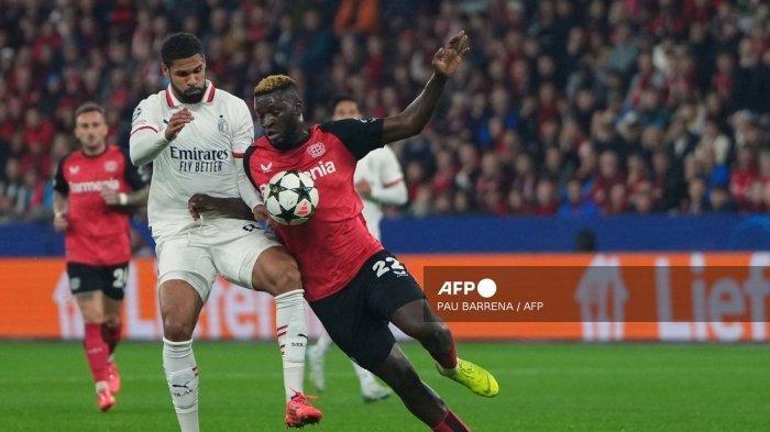Pemain depan Nigeria #22 Victor Boniface (tengah) dari Bayer Leverkusen berebut bola dengan gelandang Inggris #08 Ruben Loftus-Cheek dari AC Milan selama pertandingan sepak bola Liga Champions UEFA antara Bayer 04 Leverkusen dan AC Milan di Leverkusen, Jerman Barat pada tanggal 1 Oktober 2024. (Foto oleh Pau BARRENA / AFP) (Pau BARRENA / AFP)