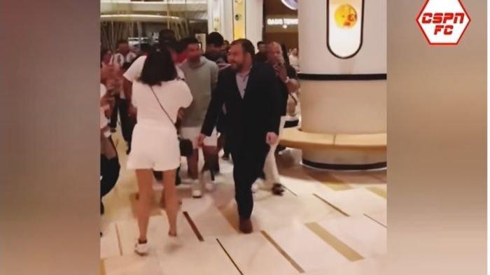 Lionel Messi dikerubuti fans saat mengunjungi mall di Florida.