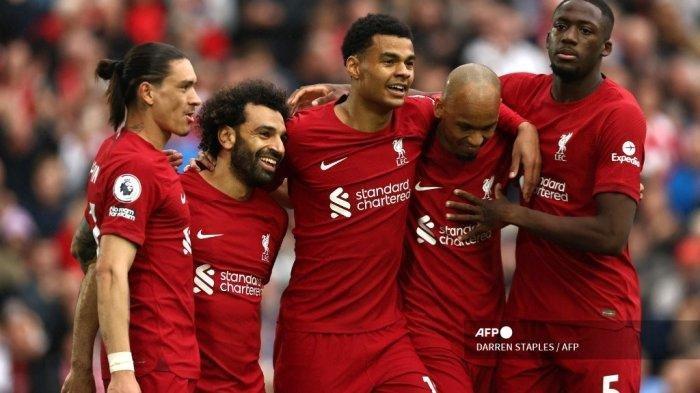 Striker Liverpool Mohamed Salah (2L) merayakan dengan rekan setimnya setelah mencetak gol pada pertandingan Liga Inggris melawan Brentford di Anfield pada 6 Mei 2023.