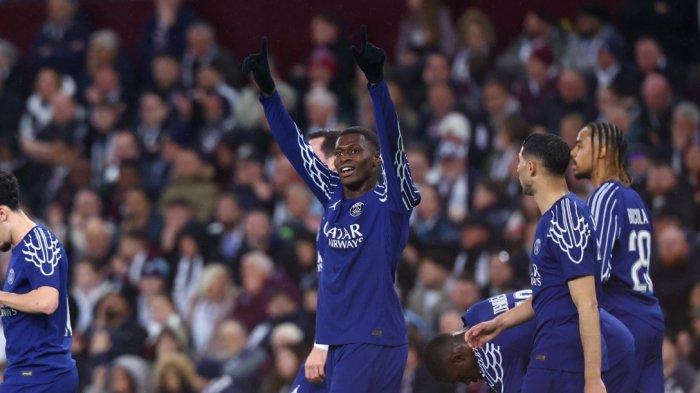 LOLOS SEMIFINAL - Selebrasi pemain Paris Saint-Germain (PSG) lolos ke semifinal Liga Champions 2024-2025 usai singkirkan Aston Villa.