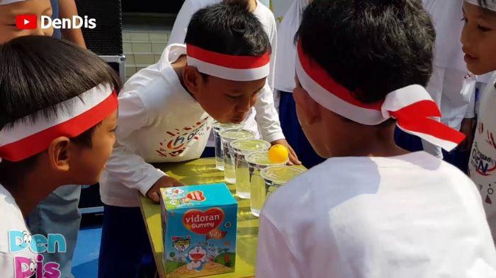 Lomba estafet balon dalam menyemarakkan HUT RI yang bisa dilaksanakan di lingkungan sekolah ataupun rumah.