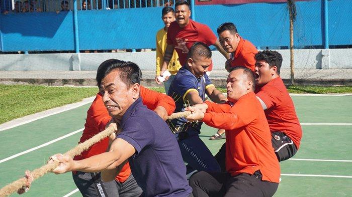 Lomba tarik tambang jadi bagian kemeriahan perayaan HUT ke-78 RI di Lapas Rantauprapat.