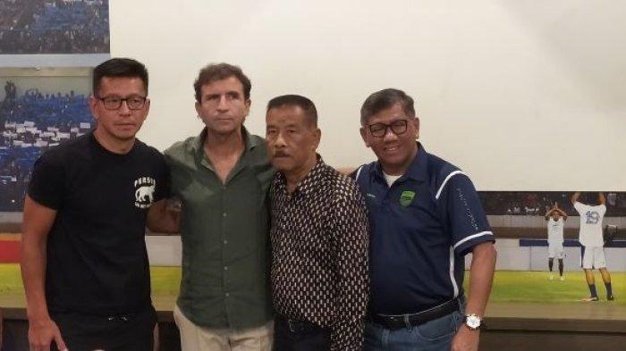 Luis Milla berfoto bersama dengan Deputi CEO PT PBB Teddy Tjahjono, Komisaris PT PBB, Umuh Muchtar, dan Kuswara S. Taryono, dalam konferensi pers perpisahan Luis Milla di Graha Persib, Sabtu (18/7/2023).