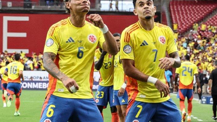 Pemain Kolombia Luis Diaz (Kanan) selebrasi usai cetak gol dan menang atas Kosta Rika di Copa America 2024