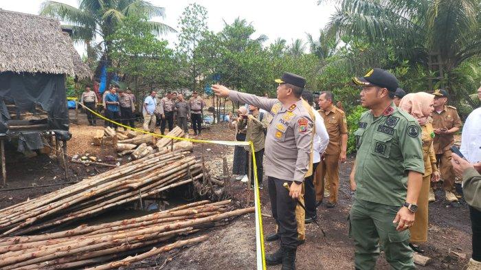 Kapolda Sumut Irjen Pol Agung Setya didampingi Bupati Langkat Syah Afandin dan Kapolres Langkat turun langsung ke lokasi pada pada Jumat (28//72023) lalu dan memimpin penyegelan daour arang yang menjadi penyebab kerusakan hutan mangrove.