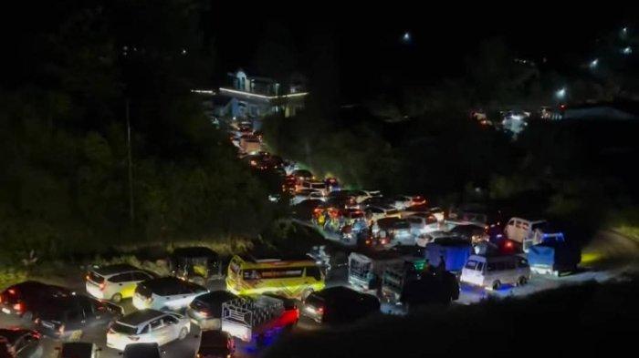 MEDAN-BERASTAGI MACET : Jalur Medan-Berastagi mengalami kemacetan total Minggu (6/7/2025). Kemacetan ini terjadi sejak siang hingga malam akibat tingginya volume kendaraan dan sempat terjadi kendaraan mogok di beberapa titik.