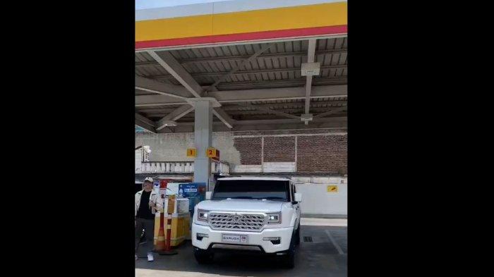 MOBIL PRESIDEN: Viral di medsos mobil maung Presiden RI Prabowo Subianto mengisi bahan bakar di Shell