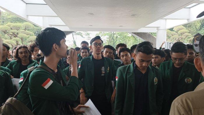 Mahasiswa USU sampaikan keresahan orang tua mahasiswa baru terhadap kenaikan UKT yang cukup tinggi di tahun 2024 ini, Rabu (8/5/2024).