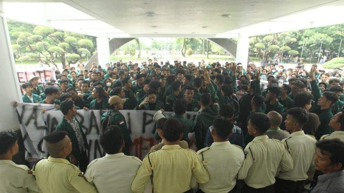 Mahasiswa melakukan aksi terkait kenaikan uang kuliah tunggal (UKT) di depan Biro Rektor USU, Medan, Rabu (8/5/2024). Dalam aksinya, mahasiswa menolak kenaikan UKT hingga 50 persen.