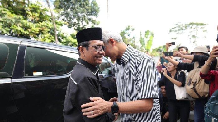 Mahfud MD bersilaturahmi ke rumah baru Ganjar Pranowo di Sleman, Yogyakarta, Rabu (10/4/2024).