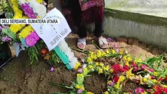 Makam RSS (14), siswa SMP negeri di Kecamatan Sinembah Tanjung Muda (STM) Hilir, Kabupaten Deli Serdang, Sumatera Utara. RSS meninggal pada Kamis (26/9/2024) diduga akibat dihukum squat jump 100 kali oleh gurunya.(Tangkapan layar YouTube Kompas TV)