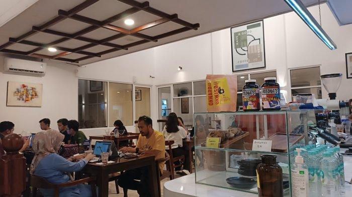 Makecents tempat nongkrong di Medan yang berlokasi di Jl. Mayjen D.I Panjaitan No.177.