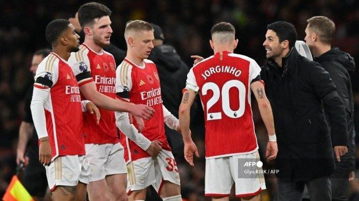 Pelatih Arsenal asal Spanyol Mikel Arteta (kanan) berbicara dengan para pemainnya