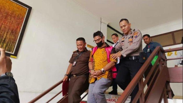Mangapul Bakara selaku Direktur Keuangan RSU H Adam Malik kini ditetapkan sebagai tersangka dan ditahan oleh Kejari Medan pada kasus dugaan korupsi senilai Rp 8 miliar, Selasa (2/4/2024). Mangapul diduga turut mengetahui dan memerintahkan penggunaan dana bersama dengan tersangka AD yang sebelumnya sudah ditahan.