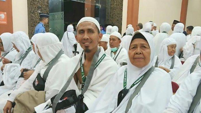 JEMAAH HAJI: Marni binti Poksum atau akrab disapa Nek Marni jemaah haji kloter 16 asal Tebing Tinggi saat tengah menunggu keberangkatan di Embarkasi Medan, Selasa (20/5/2025).