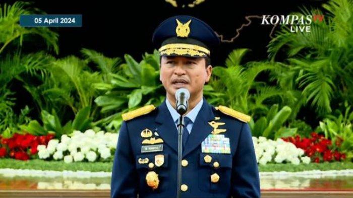 KSAU BARU: Marsekal TNI Mohamad Tonny Harjono dilantik oleh Presiden Joko Widodo di Istana Negara, Jumat (5/4/2024). (Kompas tv)