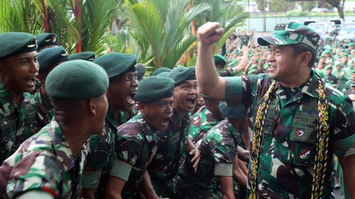 Kepala Staf Angkatan Darat (Kasad) Jenderal TNI Maruli Simanjuntak (kanan)