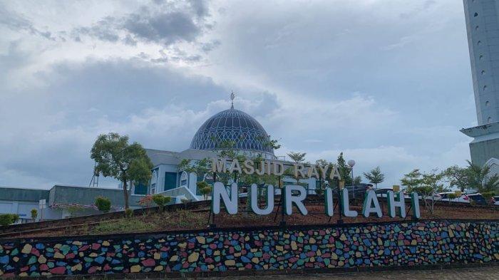 Masjid Nur Ilahi atau biasa dikenal Masjid Dompak yang terletak Kota Tanjungpinang, Kepri.