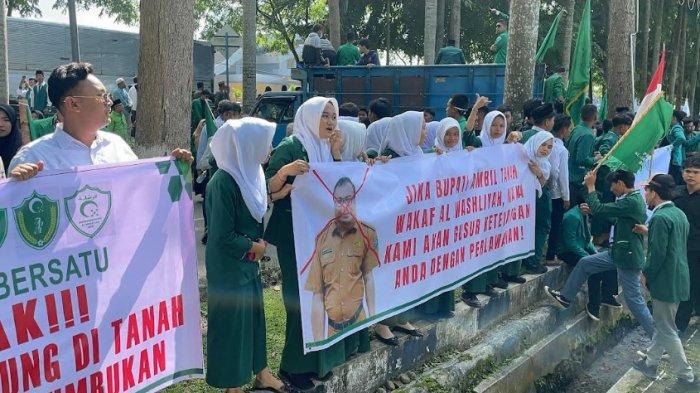 UNJUK RASA: Massa Al Washliyah melakukan aksi unjuk rasa ke kantor Bupati Deli Serdang, Senin (26/5/2025). Aksi demo dilakukan berkaitan dengan aset mereka di Desa Petumbukan Kecamatan Galang.