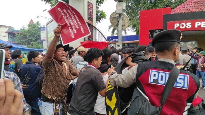 Massa yang demo di Polda Sumut terkait penangkapan Sorbatua Siallagan terlibat saling dorong mendorong dengan personel yang berjaga di depan gerbang Polda Sumut, Senin (25/3/2024). Polisi memperbanyak personel mengantisipasi kerusuhan.