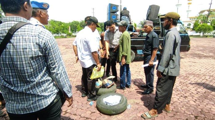 Masyarakat ancam bakar ban di halaman depan Kantor Bupati Asahan. Menuntut Jalan Syech Silau segera di perbaiki, aksi tersebut berhasil keluarkan Kadis PUTR Asahan dari persembunyiannya dan menjumpai warga, Jumat (3/5/2024).