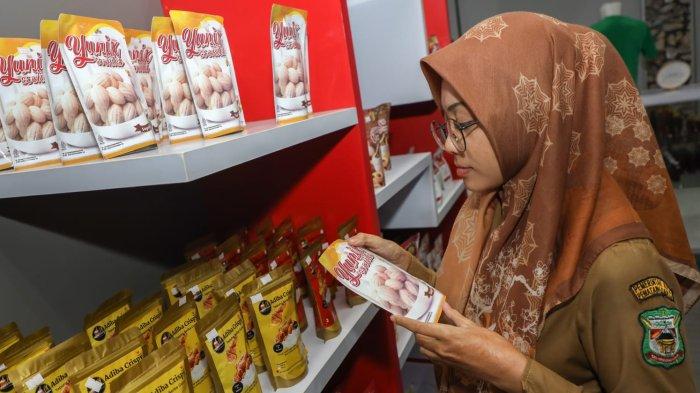 Melalui kebijakannya