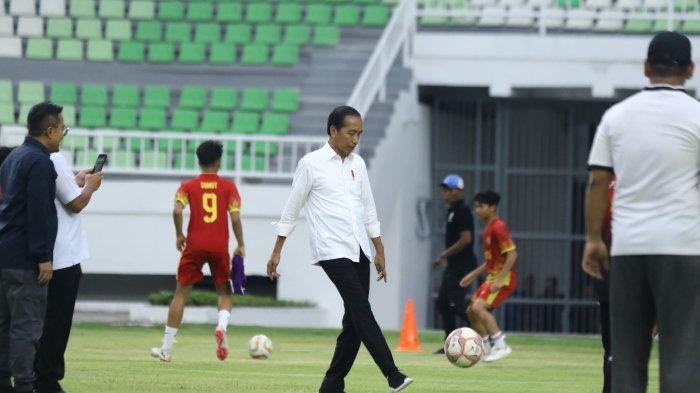 Presiden Jokowi menendang bola seusai meresmikan Stadion Utama Sumatra Utara, Deliserdang, Selasa (15/10/2024). Jokowi melakukan kunjungan kerja ke Sumatra Utara guna meresmikan bangunan bendungan, Stadion dan jalan tol.