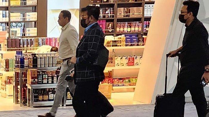Mentan Syahrul Yasin Limpo (SYL) Tiba di Indonesia: Menteri Pertanian (Mentan) Syahrul Yasin Limpo (SYL) mendarat di Bandara Soekarno-Hatta usai menumpangi pesawat Singapore Airlines rute SIN-CGK dengan nomor penerbangan SQ964. Direktur Jenderal Imigrasi Silmy Karim menyebut Syahrul tiba di Jakarta pada pukul 18.41 WIB. (handout/istimewa)