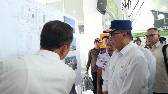 Menteri Perhubungan Budi Karya Sumadi meninjau Terminal Tipe A Amplas di Jalan Panglima Denai, Kecamatan Medan Amplas, Kota Medan, Jumat (28/6/2024).