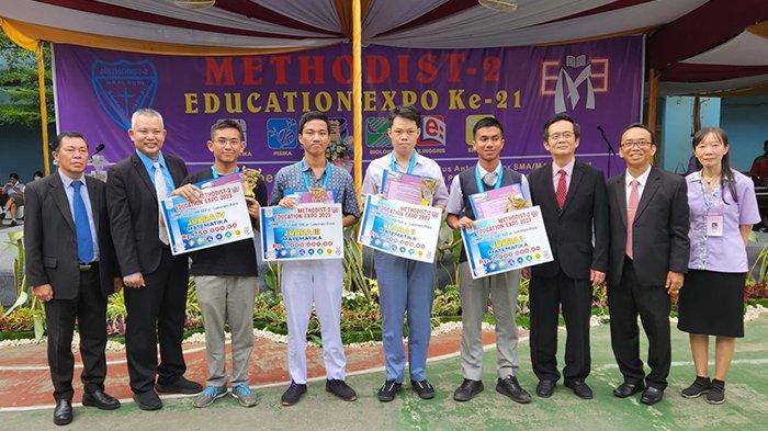 Foto bersama Juara Kompetisi Matematika Tingkat SMA/MA Se-Sumatera Utara yang Memperebutkan Piala Gubernur Sumatera Utara.