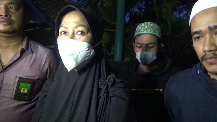 Mimin Mintarsih (51) istri muda Yosef (55) saat selesai mendoakan kedua korban perampasan nyawa di Tempat Pemakaman Umum Istuning, Desa Jalancagak, Kecamatan Jalancagak, Kabupaten Subang, Senin (27/9/2021).