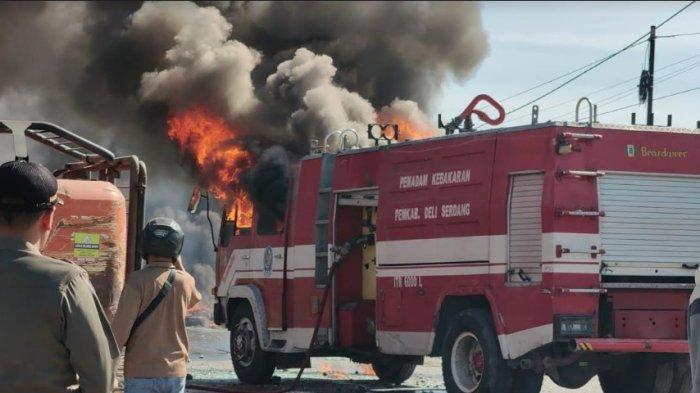 Mobil Damkar Deli Serdang dibakar massa saat penertiban di lahan eks HGU PTPN II di Desa Sampali Kecamatan Percut Seituan Kamis, (11/7/2024).