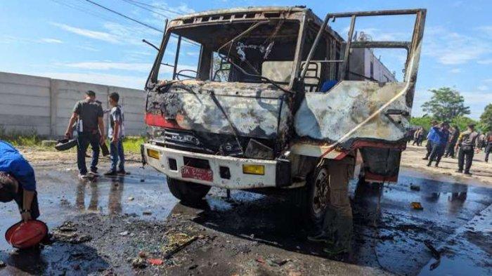 Mobil Damkar Deli Serdang dibakar massa saat penertiban di lahan eks HGU PTPN II di Desa Sampali Kecamatan Percut Seituan Kamis, (11/7/2024).