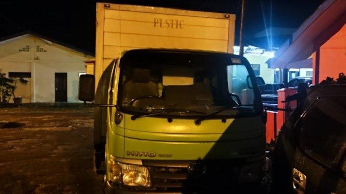 Mobil boks milik PT STTC terparkir di halaman Sat Lantas Polres Dairi, Selasa (11/6/2024). Sumber : ALVI SUWITRA