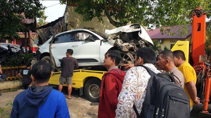 Mobil sport Porsche sedang diderek, setelah menempel di dinding kantor Sat Samapta Polrestabes Medan, Rabu (8/5/2024).