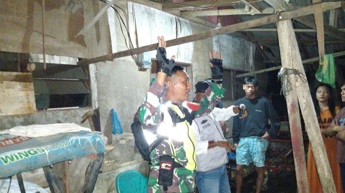Momen Babinsa Desa Patumbak II, Serka Suratman dan Babinkamtibmas Aiptu M Aman menenangkan warga saat puluhan massa menggeruduk kediaman terduga penista agama Islam di Desa Patumbak II, Kecamatan Patumbak, Selasa (7/1/2025) malam. Pihaknya berkoordinasi dengan Kepolisian untuk menjemput pelaku yang kabur.