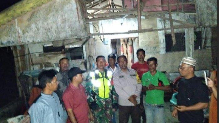 Momen Babinsa Desa Patumbak II, Serka Suratman dan Babinkamtibmas Aiptu M Aman menenangkan warga saat puluhan massa menggeruduk kediaman terduga penista agama Islam di Desa Patumbak II, Kecamatan Patumbak, Selasa (7/1/2025) malam. Pihaknya berkoordinasi dengan Kepolisian untuk menjemput pelaku yang kabur.