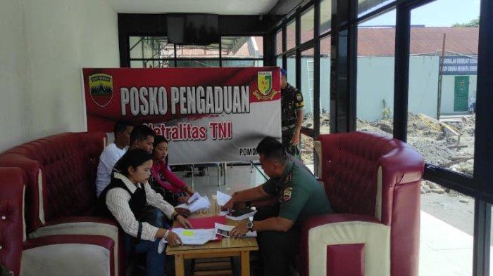 Momen Eva Meliani Pasaribu, anak almarhum Rico Sempurna Pasaribu saat mendatangi Polisi Militer Daerah (Pomdam) I Bukit Barisan, di Jalan Sena, Medan, Kamis (18/7/2024) siang.