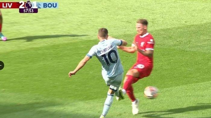 Momen pelanggaran Alexis Mac Allister kepada Ryan Christie di laga Liverpool vs Bournemouth. Banding The Reds dikabulkan dan kartu merah buat Mac Allister dihapus.