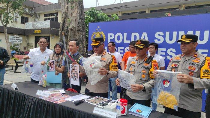Momen Polrestabes Medan merilis penangkapan tersangka Zul Iqbal (38) pelaku penganiayaan anak dibawah lima tahun (Balita) hingga tewas, Sabtu (29/3/2025). Hasil penyelidikan Polisi, korban disiksa pelaku yang merupakan kekasih ibu korban.