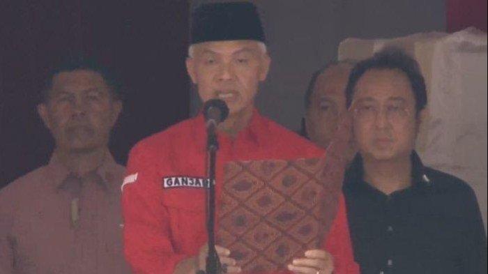 Momen capres PDIP, Ganjar Pranowo, membacakan Dedication of Life di acara puncak Bulan Bung Karno 2023 di GBK, Sabtu (24/6/2023). Ganjar Pranowo memuji kepemimpinan Presiden Joko Widodo (Jokowi) khususnya soal infrastruktur hingga pemindahan Ibu Kota Negara (IKN).