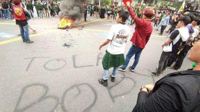 Momen mahasiswa yang demo di depan gedung DPRD Sumut, Jalan Imam Bonjol Medan,bakar ban bekas hingga blokir Jalan Perdana - Jalan Kejaksaan, Jumat (23/8/2024). Mereka juga menulis nama Bobby dan Blok Medan.