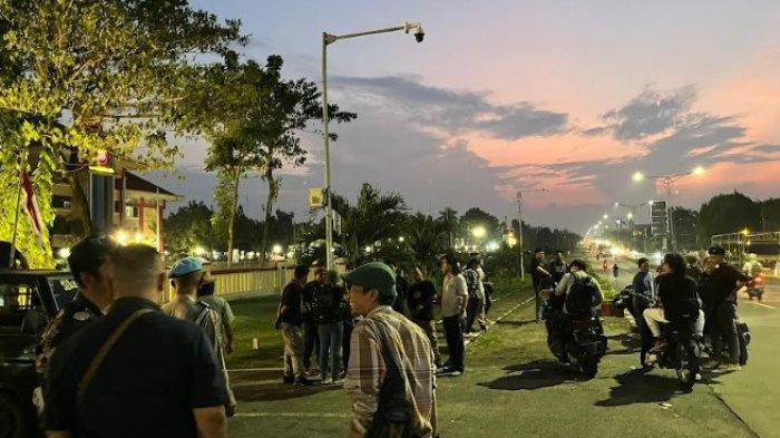Momen masyarakat adat dari Kabupaten Simalungun yang berunjukrasa di depan pintu masuk Polda Sumut akhirnya membubarkan diri usai demo sejak pagi tadi, Senin (25/3/2024)