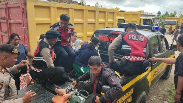 Momen pasien gawat darurat yang sedang menumpang Mobil dinas Samapta Polres Dairi menuju RSUD Sidikalang. Mobil ambulan yang membawa pasien tidak bisa melintas karena jalan amblas, Jumat (11/10/2024).