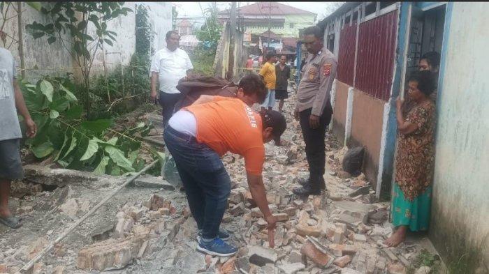 Momen personel Polsek Pancur Batu melakukan olah tempat kejadian perkara (TKP) di lokasi robohnya tembok dan menimpa warga yang sedang berjalan kaki, Senin (17/12/2024). Akibat kejadian ini, dua orang meninggal dunia dan satu orang luka-luka.
